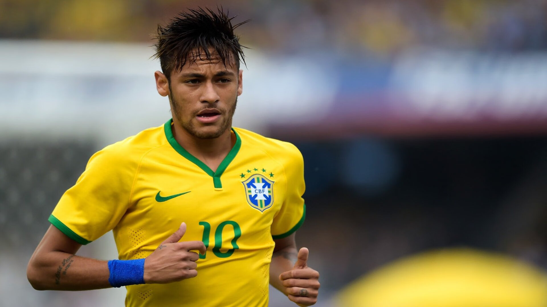 绿茵与地板的交响，一场跨越维度的焦点之战