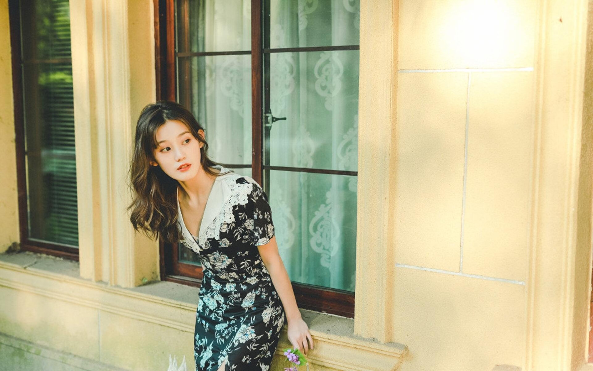 当湖人稳坐钓鱼台,布克在观众席化身大场面评论员